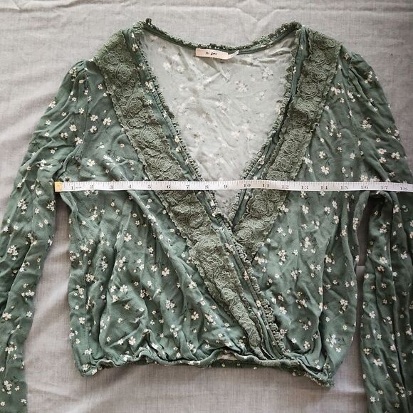 Mi Ami Green Floral Wrap Top Size S - Picture 11 of 11